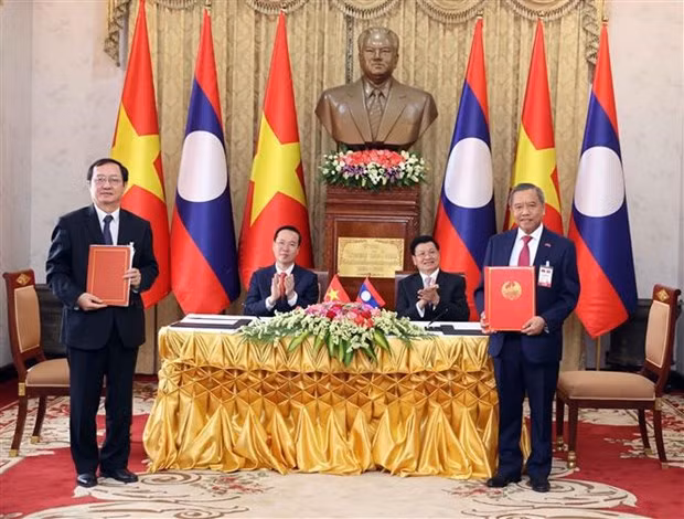 El presidente Vo Van Thuong y el secretario general del Comité Central del Partido Popular Revolucionario y presidente de Laos, Thongloun Sisoulith, presencian la firma de los memorandos de entendimiento de cooperación entre los dos países. (Foto: VNA)