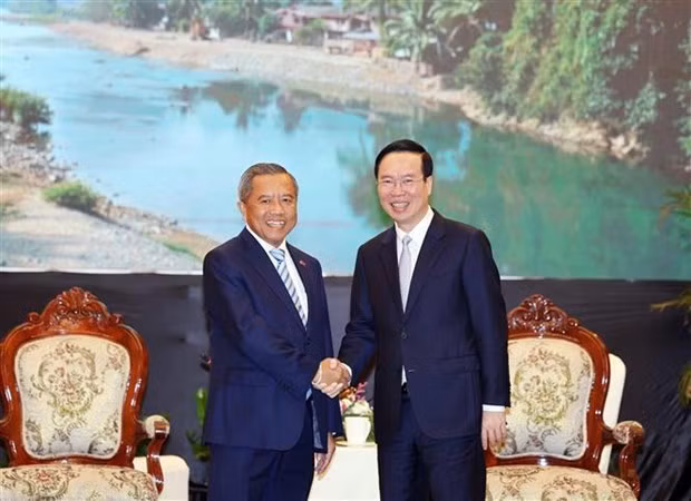 El presidente de Vietnam, Vo Van Thuong (derecha), recibe al titular de la Asociación de Amistad Laos-Vietnam, Boviengkham Vongdala (Foto: VNA)