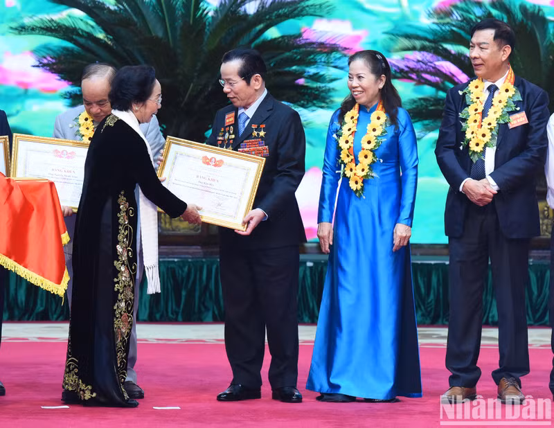La ex vicepresidenta Nguyen Thi Doan otorga Certificados de Mérito del Comité Ejecutivo Central de la Asociación de Personas Mayores de Vietnam a personas destacadas.