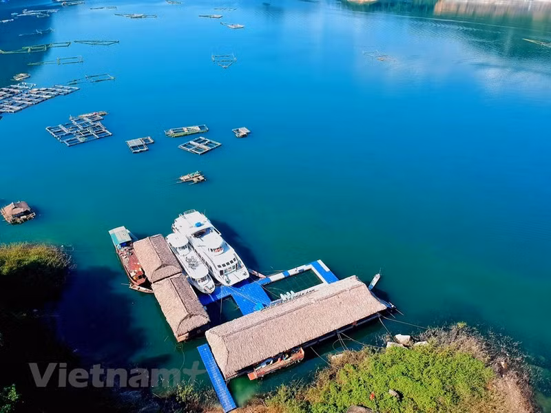 Escenario poético alrededor del restaurante en medio del aire puro del lago. (Foto: Vietnam +)