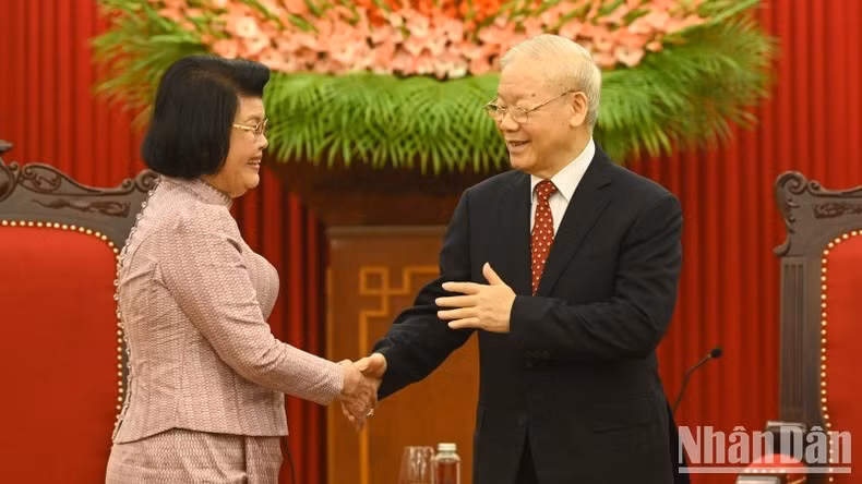 El secretario general del Partido Comunista de Vietnam, Nguyen Phu Trong, recibe a la presidenta de la Asamblea Nacional de Camboya, Samdech Khuon Sudary El secretario general del Partido Comunista de Vietnam, Nguyen Phu Trong, recibe a la presidenta de la Asamblea Nacional de Camboya, Samdech Khuon Sudary