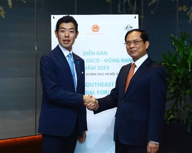 El ministro Bui Thanh Son recibe al secretario de Estado de Asuntos Exteriores de Japón, Tsuji Kiyoto. (Fuente:VNA) El ministro Bui Thanh Son recibe al secretario de Estado de Asuntos Exteriores de Japón, Tsuji Kiyoto. (Fuente:VNA)