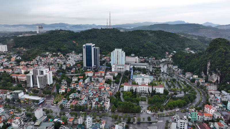 El centro administrativo de Quang Ninh se encuentra en el barrio de Hong Ha, en la ciudad de Ha Long.
