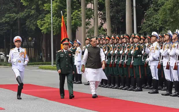 El ministro de Defensa indio, Rajnath Singh (derecha), pasa revista a la guardia de honor del Ejército Popular de Vietnam durante su visita oficial al país indochino del 7 al 10 de junio de 2022. (Fotografía: VNA)
