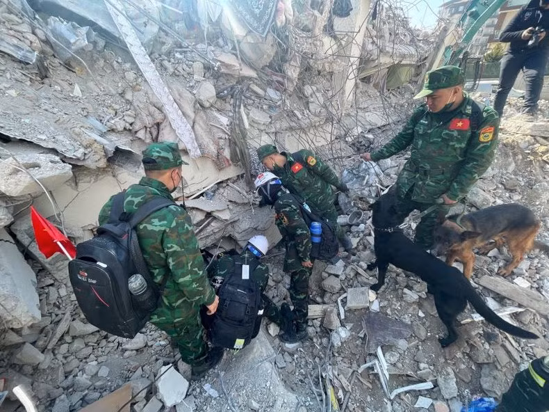 Ingenieros militares vietnamitas utilizaron equipos de observación y perros en lugares sospechosos de víctimas.