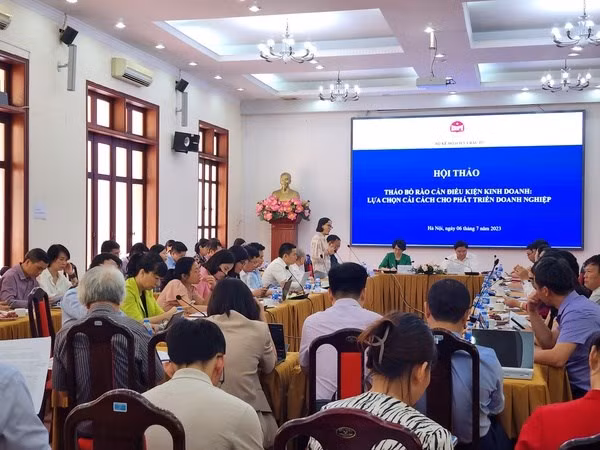 En el seminario. (Foto: thoibaonganhang)