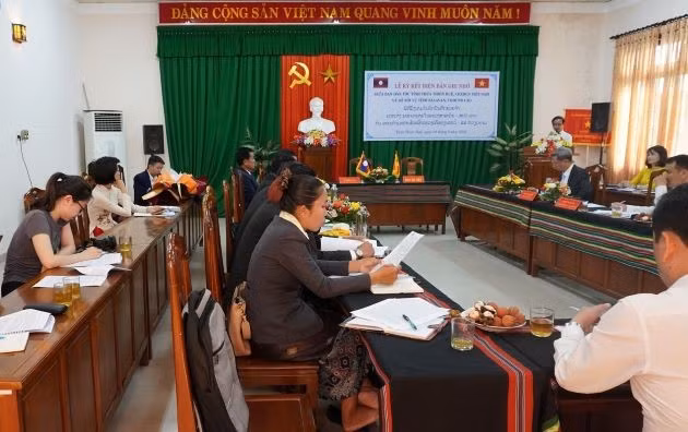 Representantes de las provincia vietnamita de Thua Thien-Hue y laosiana de Salavane en el acto de firma. 