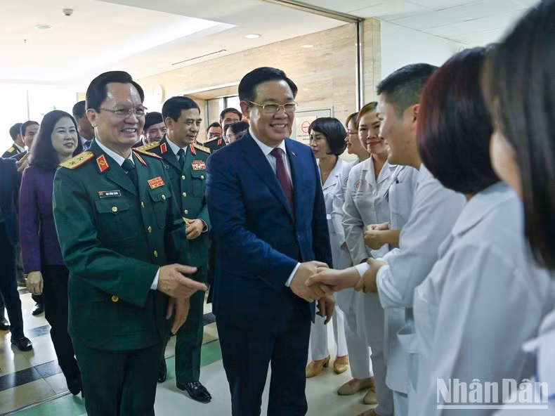 El presidente de la Asamblea Nacional, Vuong Dinh Hue felicitó médicos del Departamento de Oncología General.