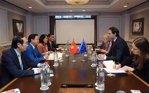 El encuentro entre el viceprimer ministro de Vietnam, Tran Hong Ha, y el comisario europeo de Acción Climática, Wopke Hoekstra. (Fuente: VNA)