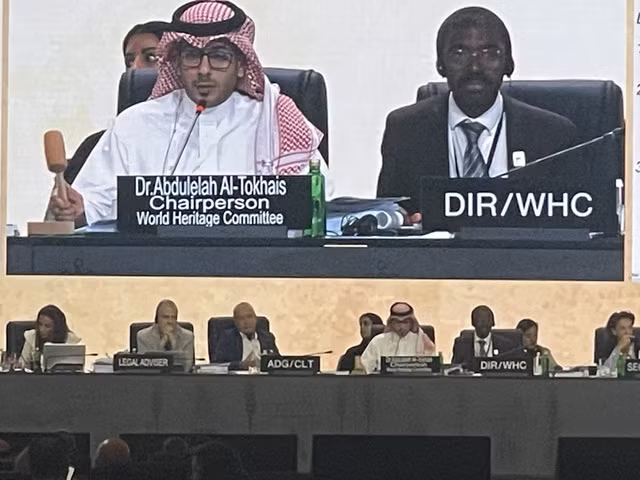 Abdulelah Al Tokhais, presidente del Comité de Patrimonios Mundiales, hace sonar el mazo para aprobar la inscripción de la bahía de Ha Long-archipiélago de Cat Ba como Patrimonio Natural Mundial en su 45ª sesión. (Foto: Departamento de Cultura de Vietnam)