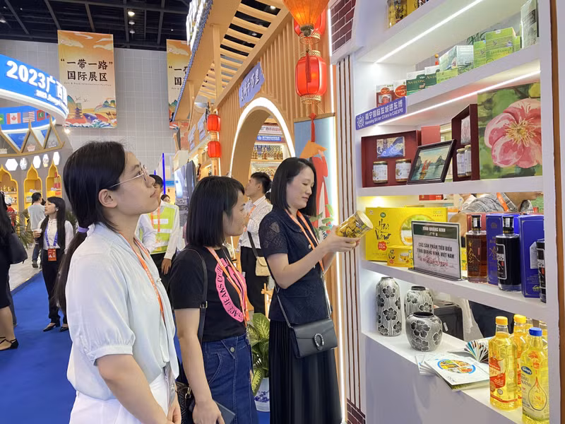 Los productos OCOP de Quang Ninh se exhiben en la XX Feria China-Asean. (Foto: Viet Hung)