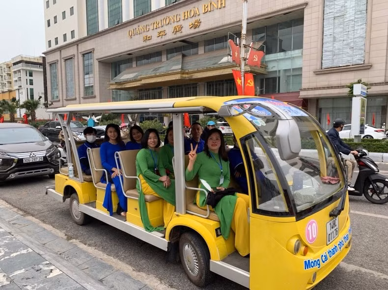 Turistas utilizan servicio de coches eléctricos para recorrer la ciudad de Mong Cai. Turistas utilizan servicio de coches eléctricos para recorrer la ciudad de Mong Cai.