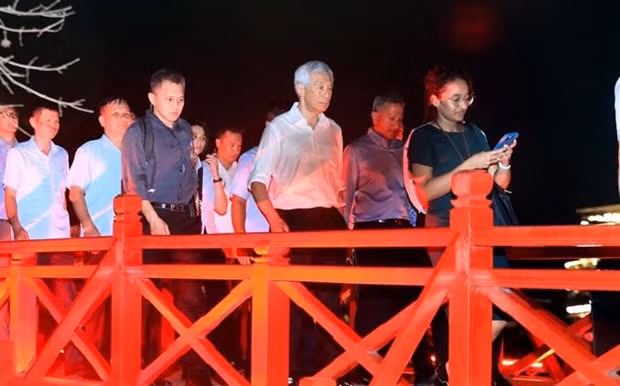 El primer ministro de Singapur, Lee Hsien Loong, cruza el puente de The Huc. (Foto: VNA) El primer ministro de Singapur, Lee Hsien Loong, cruza el puente de The Huc. (Foto: VNA)