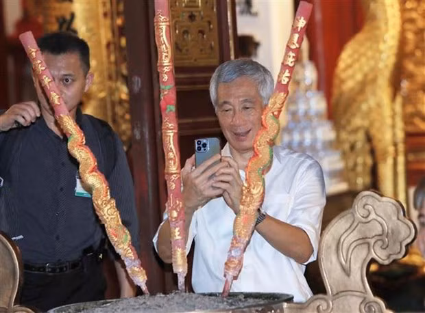El primer ministro de Singapur, Lee Hsien Loong, toma fotos de los atractivos de Hanói. (Foto: VNA) El primer ministro de Singapur, Lee Hsien Loong, toma fotos de los atractivos de Hanói. (Foto: VNA)