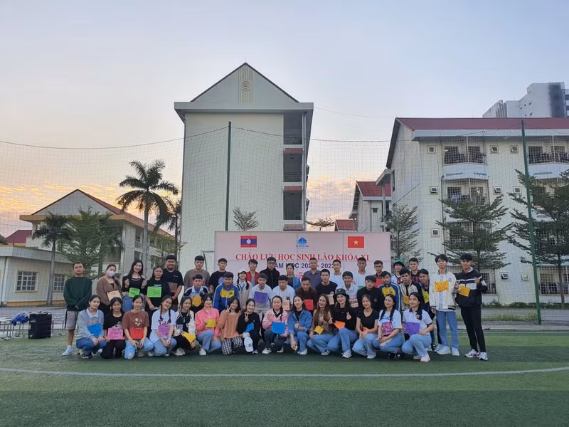 La Universidad de Ha Long recibe a estudiantes laosianos en el curso escolar 2022-2023.
