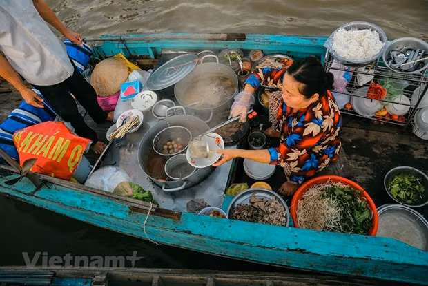 Los visitantes pueden disfrutar de pho (fideo de arroz con carne) y tomar café en el barco. (Fuente: Vietnam+) Los visitantes pueden disfrutar de pho (fideo de arroz con carne) y tomar café en el barco. (Fuente: Vietnam+)