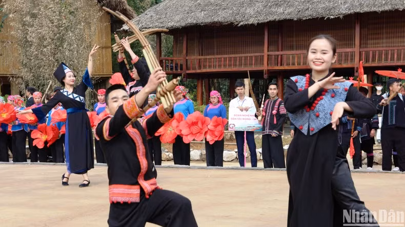 Espectáculo de Khen, un instrumento musical de la etnia H´Mong.