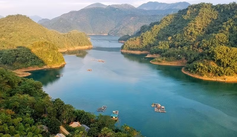 Además de varios sitios conocidos como Thung Nai, la cascada de Tu Son, la zona turística de Mai Chau, la cueva de Thac Ba, la valle Lung Van, el manantial de minerales de Kim Boi, la planta hidroeléctrica de Hoa Binh y el paso de Thung Khe, Hoa Binh también tiene Ba Khan, considerado la “Ha Long en miniatura”. (Foto: Vietnam +)