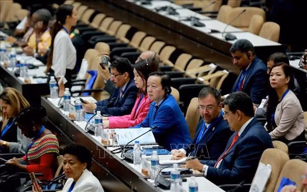 El viceprimer ministro de Vietnam, Tran Hong Ha, asiste a la sesión de debate tras el discurso del presidente cubano Miguel Díaz-Cane. (Fuente:VNA)