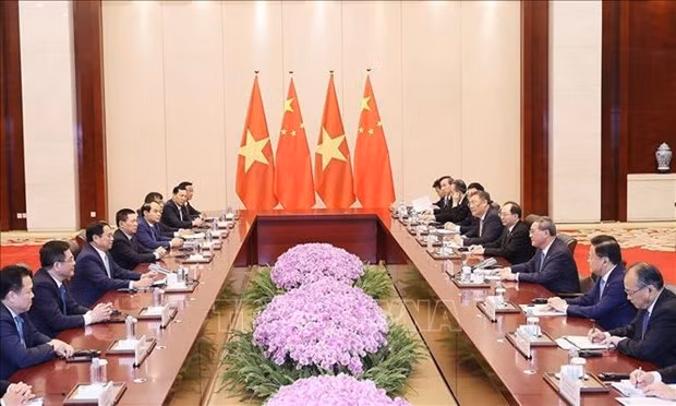 El primer ministro de Vietnam, Pham Minh Chinh, sostiene conversaciones con su homólogo chino, Li Qiang. (Foto: VNA)