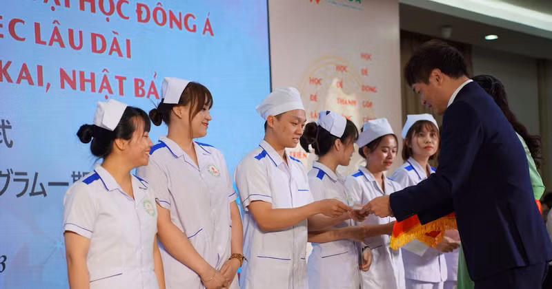 Los estudiantes vietnamitas que reciben becas de Aijinkai. 