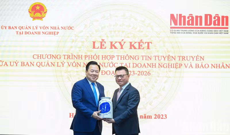 Le Quoc Minh entrega un obsequio al Comité de Gestión de Participación Estatal en Empresas.