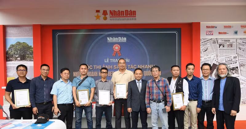 Entrega de premios del concurso fotográfico sobre Festival Nacional de Prensa de Vietnam 2023 