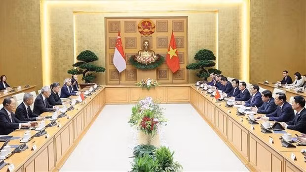 El primer ministro vietnamita, Pham Minh Chinh, sostuvo en Hanói conversaciones con su homólogo singapurense, Lee Hsien Loong (Fuente: VNA)