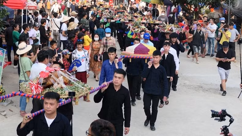 Ceremonia de ofrecimiento de inciensos en los Templos Ong y Ba en el Festival.