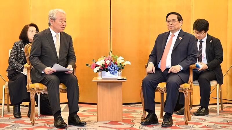 El primer ministro de Vietnam, Pham Minh Chinh, y el presidente de la Agencia Japonesa de Cooperación Internacional, Tanaka Akihiko.