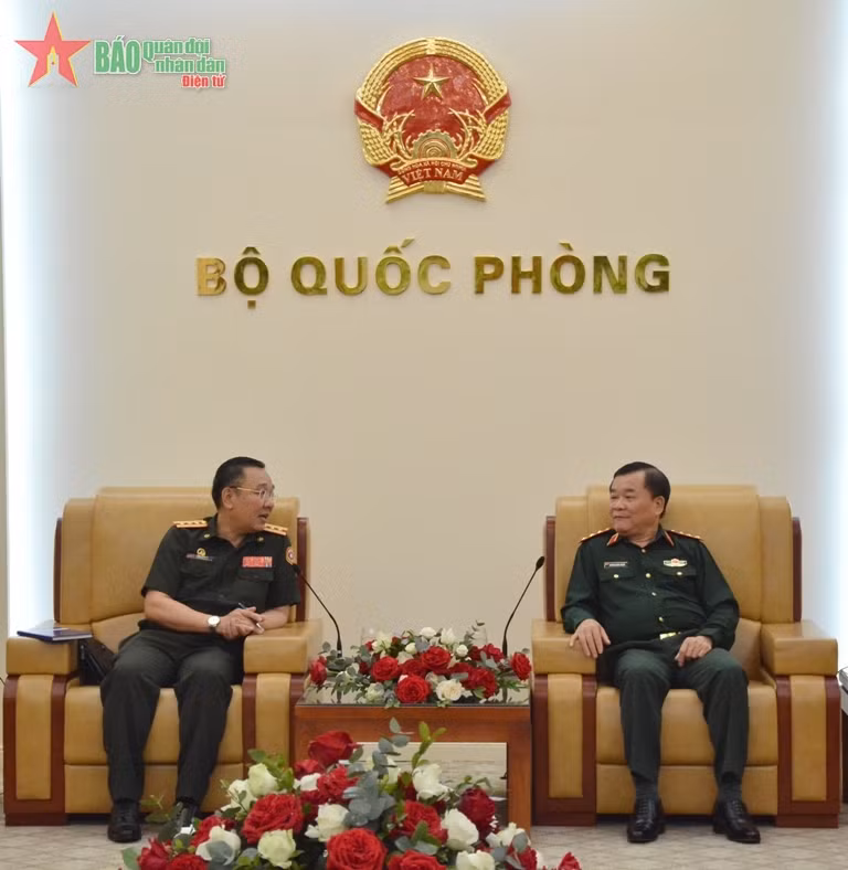 El coronel general Hoang Xuan Chien, viceministro de Defensa de Vietnam (D) y el coronel Vongxay Inthakham, agregado militar de Laos en Vietnam.