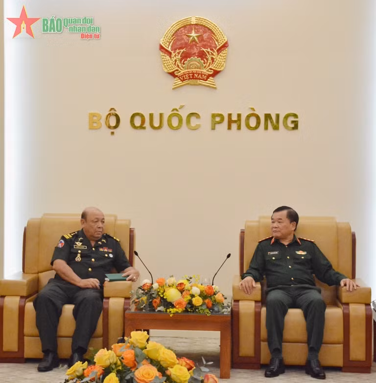 El coronel general Hoang Xuan Chien, viceministro de Defensa de Vietnam (D) y el coronel Rem Kann, agregado militar de Camboya.