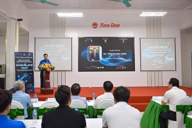 Tran Quang Hung subsecretario de la filial de la UJCHCM en Hanói habla en el evento (Fuente: hanoimoi.com.vn)