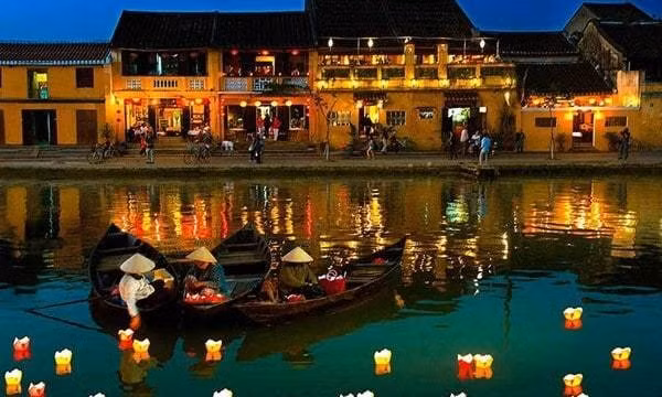 Cada día 14 del mes, la ciudad de Hoi An apaga sus luces eléctricas e ilumina la noche con linternas de papel encendidas. (Foto: VNA)