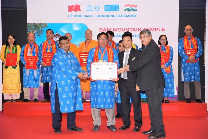 El jefe de la Administración del templo, Nguyen Phuc Hoan recibe el premio.