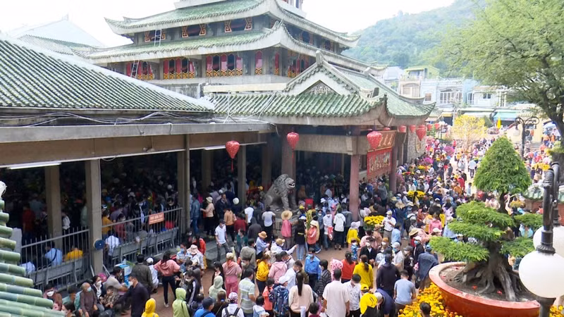 Muchas personas visitan al Templo Ba Chua Xu en la montaña Sam en ocasión del Tet (Año Nuevo).