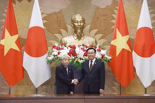 El presidente de la Asamblea Nacional de Vietnam, Vuong Dinh Hue, y su homólogo de la Cámara de Consejeros de Japón, Otsuji Hidehisa. (Fuente: VNA) El presidente de la Asamblea Nacional de Vietnam, Vuong Dinh Hue, y su homólogo de la Cámara de Consejeros de Japón, Otsuji Hidehisa. (Fuente: VNA)