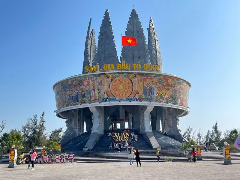 El destino turístico cultural de Sa Vy recibió una gran cantidad de turistas durante las vacaciones del Tet.
