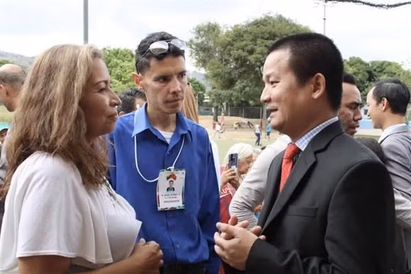 El encargado de negocios Doan Bao Trung y ciudadanos de Caracas (Fuente: VNA)