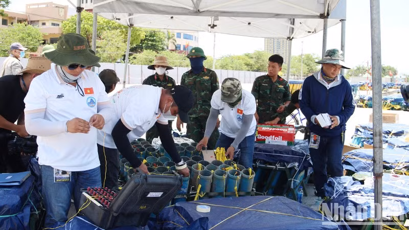 El equipo vietnamita prepara su actuación.