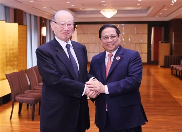 El primer ministro de Vietnam, Pham Minh Chinh, y Ken Matsuzawa, presidente del Consejo de Diplomacia Popular de Japón. (Fuente: VNA)