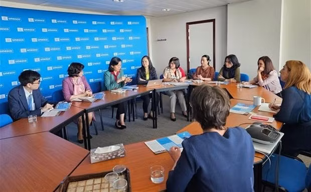 Una sesión de trabajo entre la delegación de UMV y Begona Lasagabaster, directora de la División de Igualdad de Género de la UNESCO. (Foto: VNA)