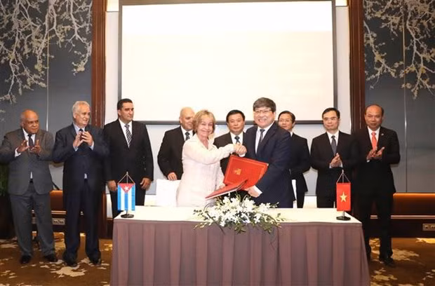 Intercambio del memorándum de entendimiento de cooperación entre la Academia Nacional de Política Ho Chi Minh y la Escuela Superior del PCC de Ñico López (Foto: VNA)