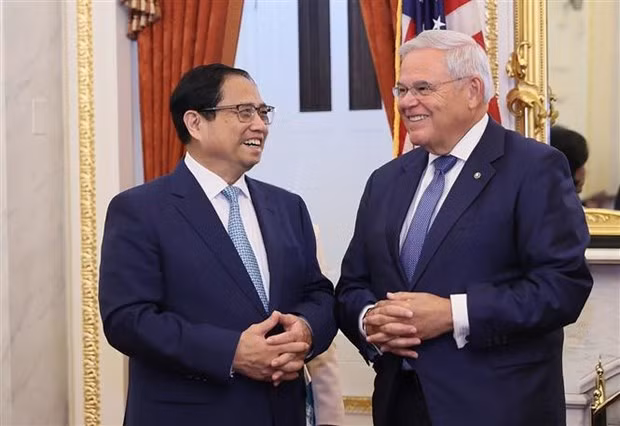 El primer ministro de Vietnam, Pham Minh Chinh, y el presidente de la Comisión de Relaciones Exteriores del Senado estadounidense, Bob Menendez. (Foto: VNA)