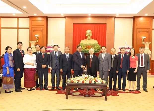 El secretario general del Partido Comunista de Vietnam, Nguyen Phu Trong, el jefe de la Comisión de Relaciones Exteriores del Comité Central del Partido Popular de Camboya, Prak Sokhonn, y los delegados en la reunión. (Fuente: VNA)