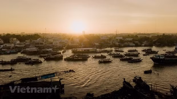 El mercado flotante Cai Rang se encuentra en el distrito de Cai Rang, ciudad de Can Tho, a 30 minutos en barco desde el muelle Ninh Kieu. Este mercado vende principalmente frutas, productos agrícolas y especialidades del Delta del Mekong. (Fuente: Vietnam+) El mercado flotante Cai Rang se encuentra en el distrito de Cai Rang, ciudad de Can Tho, a 30 minutos en barco desde el muelle Ninh Kieu. Este mercado vende principalmente frutas, productos agrícolas y especialidades del Delta del Mekong. (Fuente: Vietnam+)