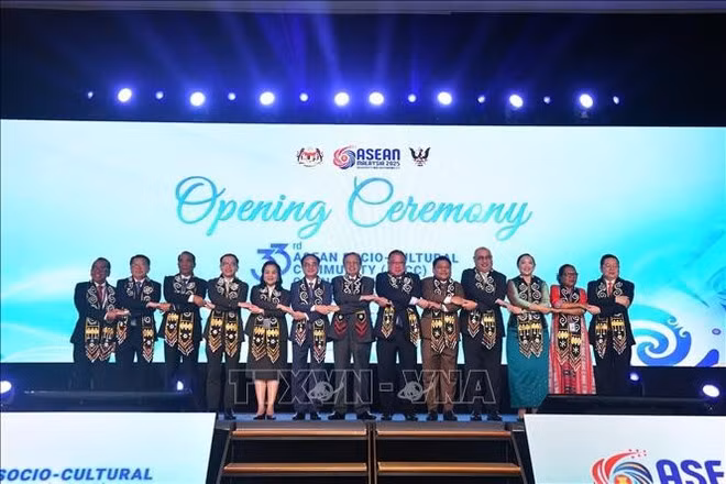 Ministros de la Comunidad Comunidad Sociocultural de la Asean toman fotos. (Fuente: VNA)