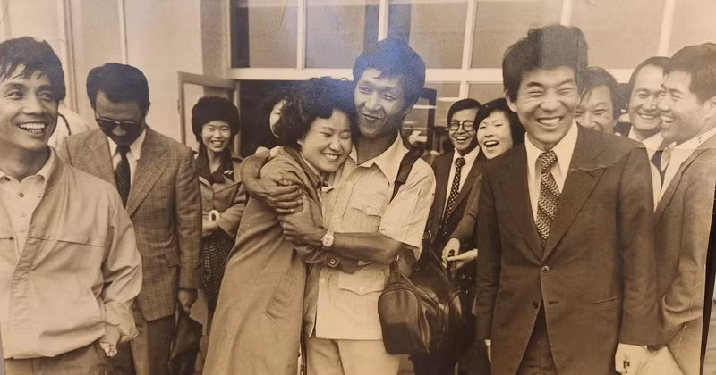 El reportero Ahn Byung Chan (centro) es recibido de regreso a su país tras salir de Saigón la madrugada del 30 de abril de 1975. (Foto: VNA)
