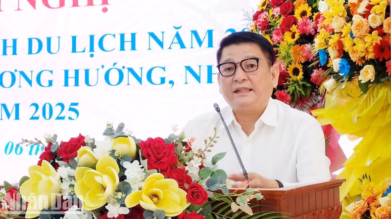 El director del Servicio de Turismo, Bui Quoc Thai, habla en la cita.