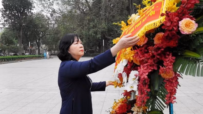 La secretaria del Comité del Partido Comunista de Vietnam en la capital, Bui Thi Minh Hoai, coloca una ofrenda floral ante la estatua de Lenin en Hanói.